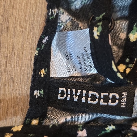 H&M Black and White Floral One Piece Romper. Size XXS - Picture 3 of 3